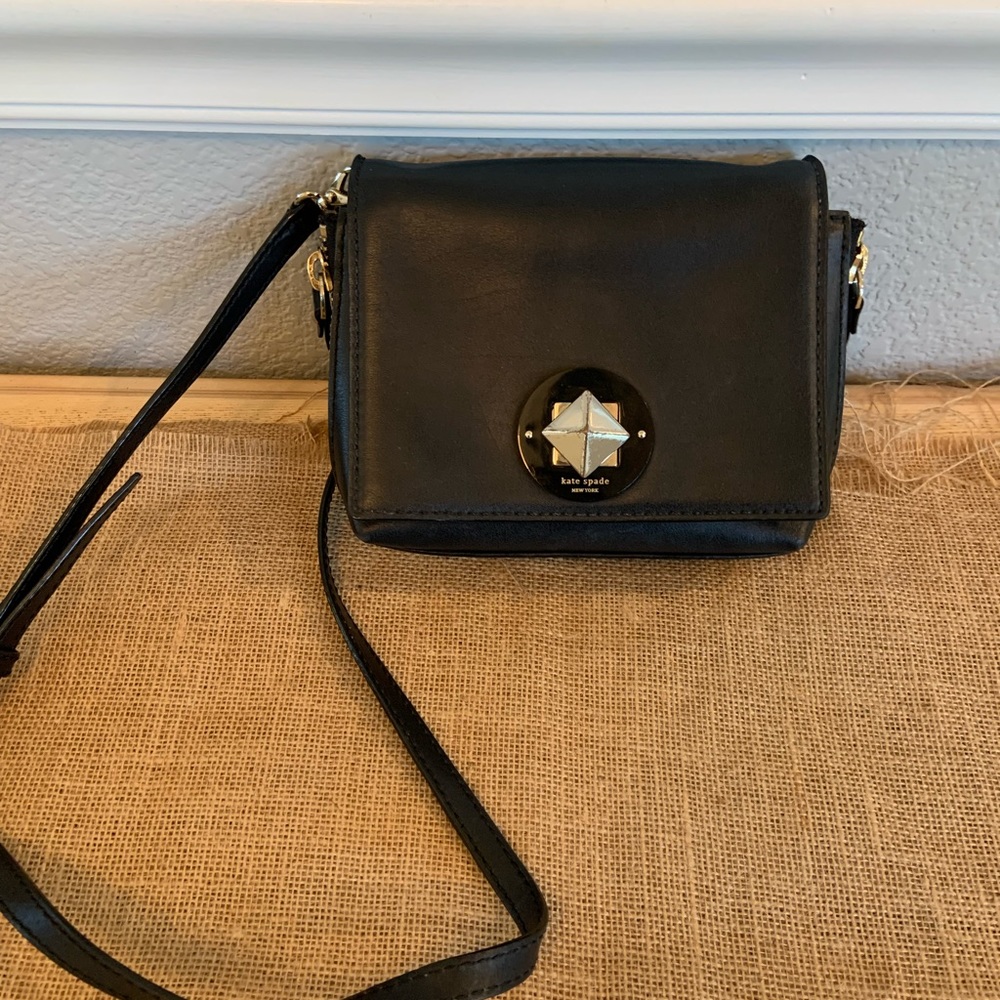 Kate Spade cross body bag flap with two side zippers for extra room